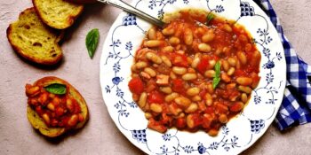 Sopa de feijão, tomate e manjericão