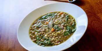 Sopa de lentilha e espinafre