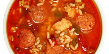 Sopa de frango com linguiça e arroz