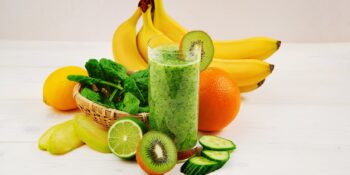 Suco de espinafre, kiwi, limão e banana