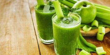 Suco detox de maçã, aipo e manjericão