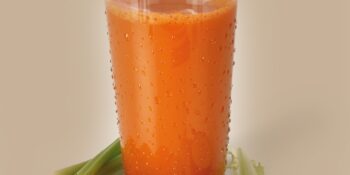 Suco de cenoura, aipo, alface e pepino