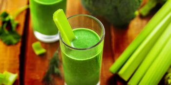 Suco de brócolis, aipo e alecrim