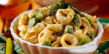 Tortellini na manteiga com aspargos