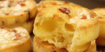 Muffin de pão de queijo com linguiça