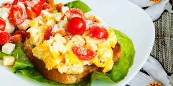 Torrada com ovos e tomate