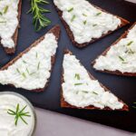 torradas com cottage e alecrim