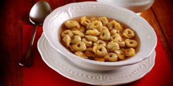 Tortellini com caldo de carne