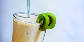 Vitamina de banana, kiwi e hortelã
