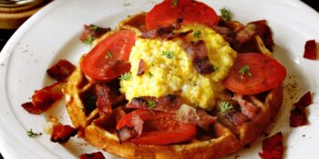 Waffle com ovos e bacon