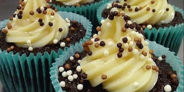 Cupcake de chocolate com creme de limão