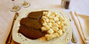 Nhoque com carne assada
