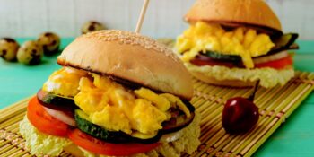 Hambúrguer com ovos de codorna mexidos