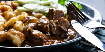 Nhoque com carne ao molho madeira