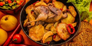 Codornas assadas com batatas e maçãs