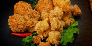 Iscas crocantes de carne de porco