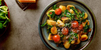 Nhoque frito com tomate e manjericão