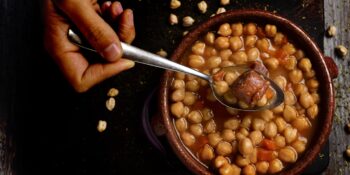Grão-de-bico com linguiça e pimenta