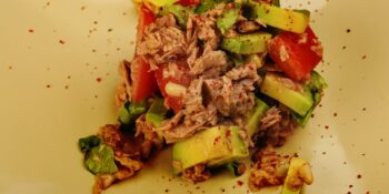 Salada de abacate e atum