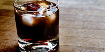 Drink licor negro café e coca-cola