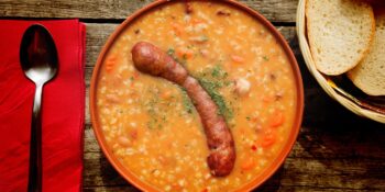 Sopa de salsicha e cevada