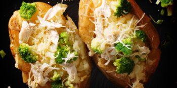 Batata assada com frango e brócolis