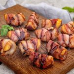 tâmara com bacon tâmaras com bacon e queijo entrada de massa folhada com queijo receitas de entradas deliciosas receita de entradas para o jantar entradas para jantar chique entradas frias aperitivo com tâmaras