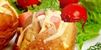 Batata assada com salsicha