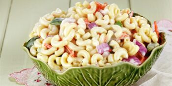 Salada de macarrão, cenoura e cebola