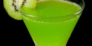 Cocktail de kiwi, limão e absinto