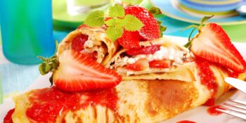 Panqueca com ricota e geleia de morango