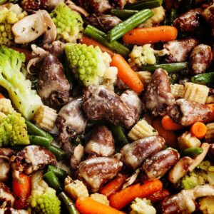 Coração ao forno com legumes: receita barata para fim de mês