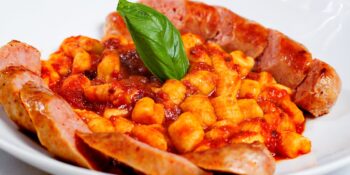 Nhoque com molho de tomate e linguiça