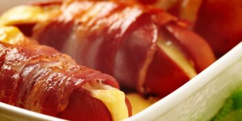 Salsicha recheada com queijo e bacon