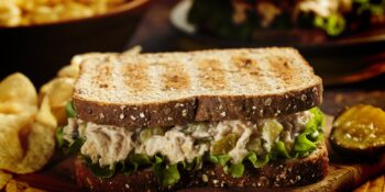Sanduíche de atum e aipo