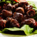 Esse coração assado com molho inglês é uma das coisas mais gostosas do mundo