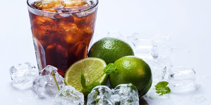 Receita de cocktail de vodka e coca-cola muito rápida e fácil