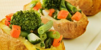 Batata assada com brócolis e cenoura