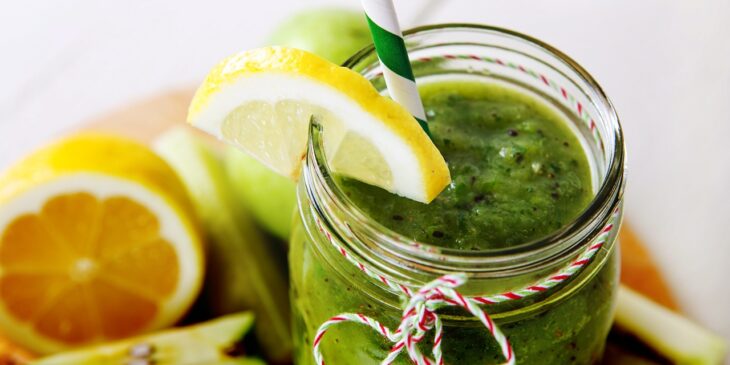 Receita de suco verde com couve detox [zero calorias]