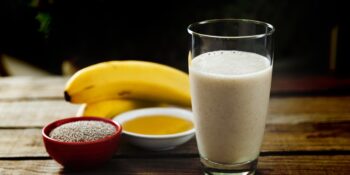 Vitamina de banana, mel e aveia