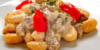 Nhoque com molho e carne