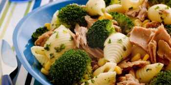 Salada de macarrão, atum e brócolis
