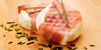 Aperitivo com queijo rocamadour e presunto de parma