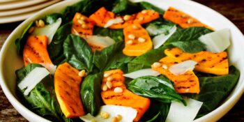 Salada de abóbora grelhada e espinafre