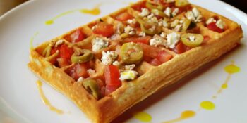 Waffle com tomate e azeitona