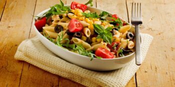 salada de macarrão com azeitona