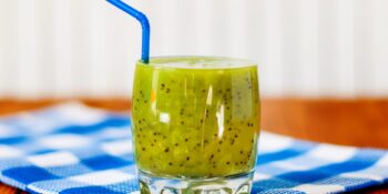 Suco de kiwi e cevada verde