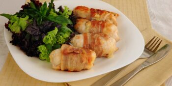 Enrolado de frango com bacon e ameixa