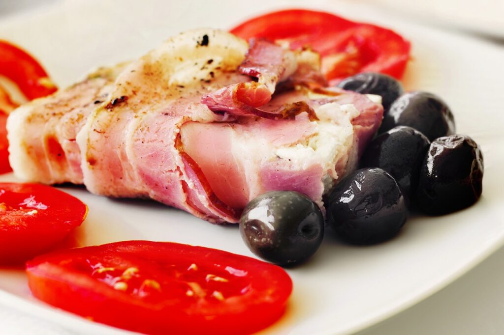 Aperitivo de queijo coalho com bacon: como fazer essa receita bem barata