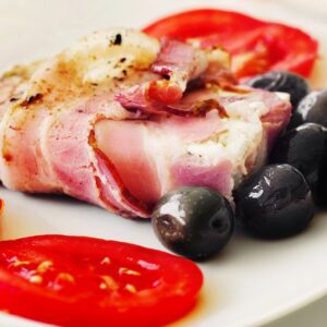 Aperitivo de queijo coalho com bacon: como fazer essa receita bem barata